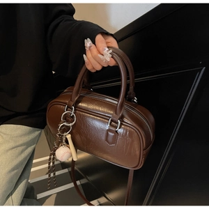 Sac à main Boston en cuir marron avec un charm de baseball et une fine bandoulière