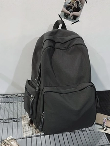 Schlanker anthrazitgrauer minimalistischer Laptop-Rucksack mit großem Hauptfach und Fronttasche