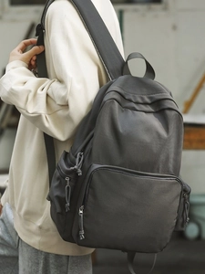 Minimalistischer dunkelgrauer Laptop-Rucksack aus mattem Nylon mit großem Hauptfach