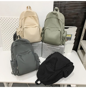 Vue détaillée de sacs à dos en nylon minimalistes en beige, vert, gris et noir