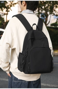 Photo de mannequin montrant le sac à dos noir spacieux en nylon avec plusieurs poches