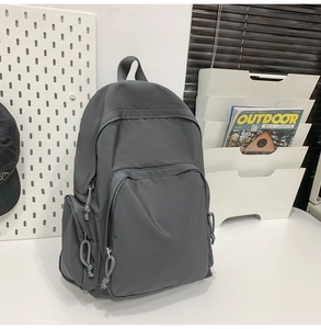 Détails du sac à dos en nylon gris foncé avec fermeture éclair et tirette tressée