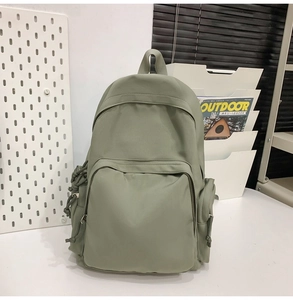 Détail du sac à dos en nylon imperméable avec poches latérales à cordon et finition mate
