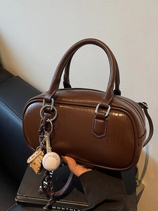 Sac à Main Boston pour Femme Style Coréen Vintage en Cuir PU Texture Plissée Sac à Bandoulière Avec Pendentif Baseball