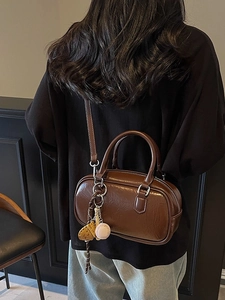 Sac Boston vintage en cuir marron brillant avec breloque de baseball et bandoulière amovible
