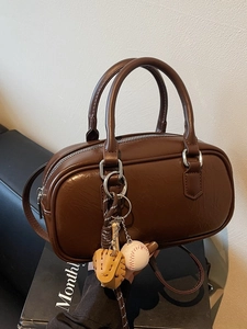 Sac bowling rétro en cuir PU marron foncé avec breloque baseball et bandoulière