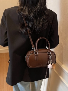 Sac Boston rétro marron foncé avec foulard en soie et pendentif de baseball créatif