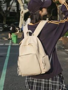 Sac à dos minimaliste beige en nylon avec plusieurs poches et nœuds décoratifs