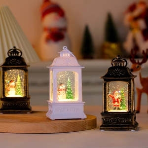Détail des lanternes de Noël blanc ivoire et bronze avec scènes miniatures de bonhomme de neige