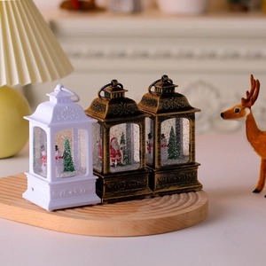 Détail de lanternes de Noël avec scènes du Père Noël et motifs en relief sophistiqués