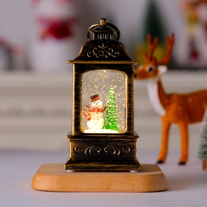 Détail de la lanterne de Noël vintage avec bonhomme de neige et sapin à l'intérieur