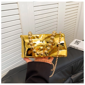 Vista de cerca del bolso acrílico dorado espejo con asa de cuentas y cadena de bolas