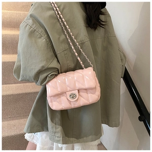 Détail du sac à bandoulière matelassé rose clair avec chaîne argentée et fermoir