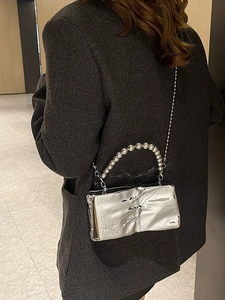 Bolso de mano de acrílico plateado con asa de cuentas grandes y correa de cadena