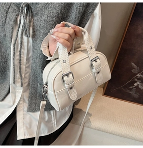 Détails du sac bandoulière blanc vintage avec boucles argentées et sangle amovible