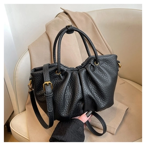 Détails du sac à bandoulière plissé noir avec texture litchi fine et boucles dorées