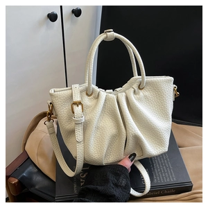 Détail du sac cabas plissé blanc en cuir grainé avec bandoulière réglable