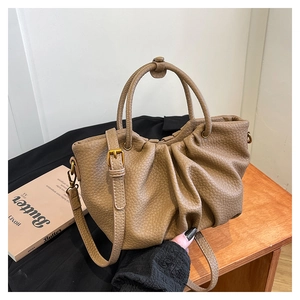 Vue détaillée du sac plissé marron avec texture litchi et finitions dorées vintage