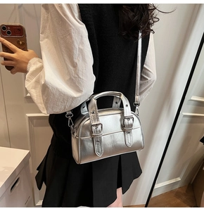 Petit sac bandoulière argenté métallisé porté par un mannequin pour référence de taille