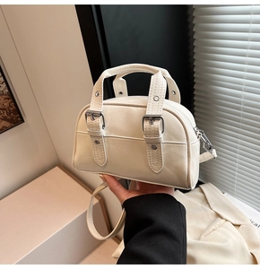 Détail d'un sac à main Boston beige avec cuir mat et sangles à boucles métalliques