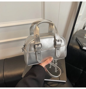 Détail du mini sac Boston argenté avec double poignée et bandoulière amovible