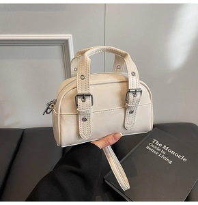 Détails du sac bowling en similicuir blanc crème avec boucles argentées et bandoulière