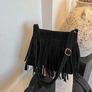 Sac à bandoulière bohème en daim noir avec de longues franges et boucle dorée chic