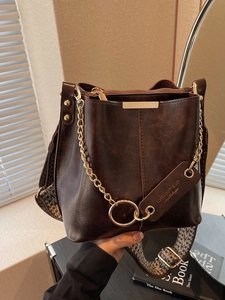 Sac Seau en Cuir PU Vintage pour Femmes Grande Capacité Sac à Bandoulière Avec Sangle Tissée Bohémienne Et Chaîne en Métal Doré
