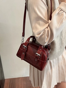 Sac à main Boston rouge foncé rétro avec boucles argentées et bandoulière réglable