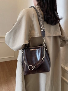 Sac seau vintage marron foncé avec chaîne en métal et bandoulière tissée ethnique