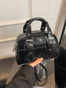 Mini sac à main chic en cuir verni noir avec boucles argentées pour femmes