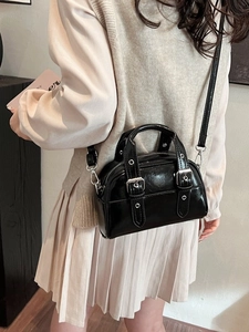 Mini sac carré rétro en cuir verni noir avec quincaillerie argentée et bandoulière amovible