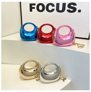 Cinco mini bolsos de acrílico metálico en azul, rojo, rosa, dorado y plateado en escalones