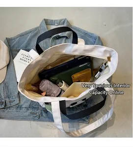 Dettaglio interno della grande borsa tote in tela bianca con scomparti e zip sicura