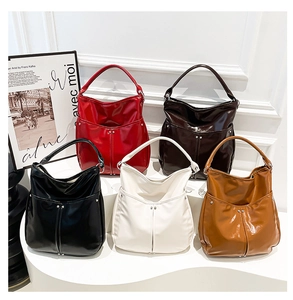 Vue détaillée de cinq sacs hobo en similicuir verni avec détails de rivets métalliques