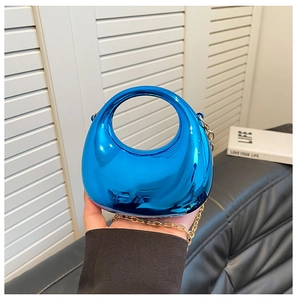 Primer plano de bolso de acrílico azul eléctrico con asa curva icónica y cadena
