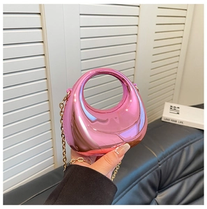 Primer plano de bolso media luna acrílico rosa metalizado con acabado espejo y cadena
