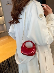 Minibolso de media luna en acrílico rojo de moda con cadena dorada para mujer