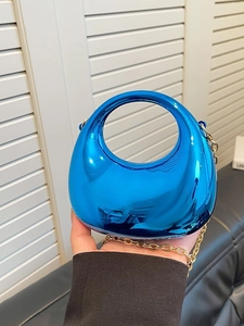 Bolso de mano azul metálico con forma de arco, asa redonda y cadena dorada