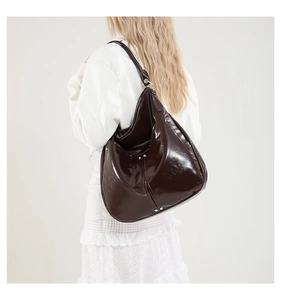 Détails du grand sac en cuir verni marron foncé avec boucles et rivets argentés