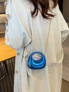 Bolso de media luna en acrílico azul brillante con cadena dorada y asa circular