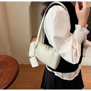 Borsa sottobraccio beige con mini pochette mostrata in una vista a spalla elegante
