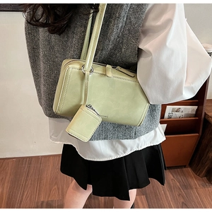 Dettaglio della borsa a spalla in pelle PU opaca verde chiaro con mini pochette