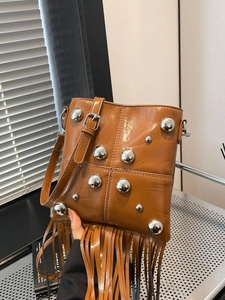 Borsa a tracolla in pelle PU marrone con borchie argentate e lunghe frange stile punk