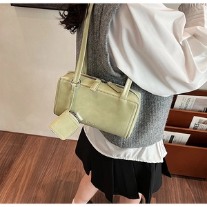 Dettaglio borsa a spalla in pelle PU verde chiaro con mini pochette e doppia tracolla