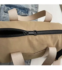 Gros plan sur la fermeture éclair noire fluide d'un sac de sport en toile kaki