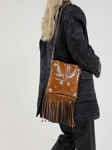 Borsa a tracolla marrone stile busta con borchie argentate e lunghe frange retrò punk