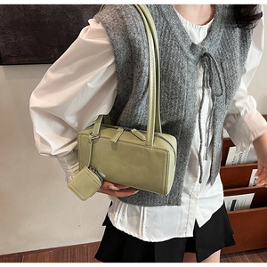 Borsa a tracolla baguette verde chiaro con dettaglio mini pochette coordinata