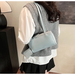 Vista dettagliata della borsa a spalla azzurra con un piccolo portamonete in coordinato