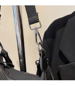 Details der silbernen Metallschnalle und des schwarzen Schultergurts der Canvas-Tasche